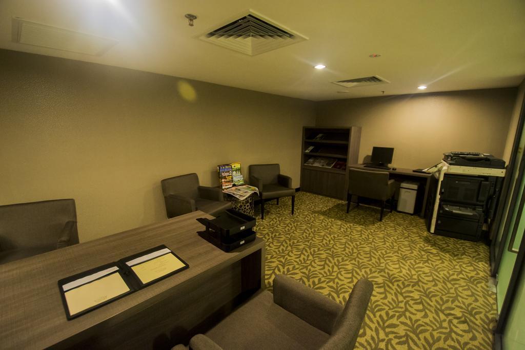 Grand Alora Hotel Алор Сетар Екстериор снимка