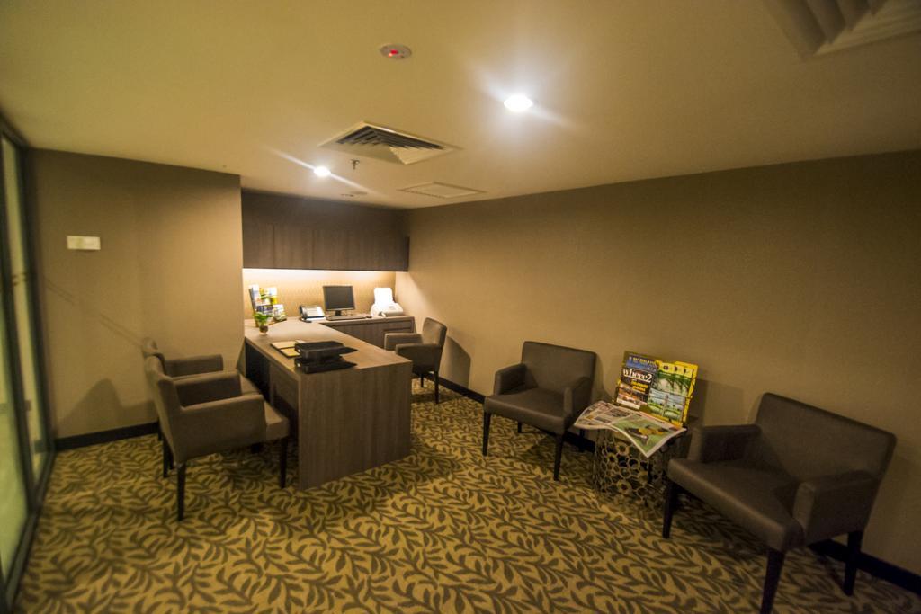 Grand Alora Hotel Алор Сетар Екстериор снимка