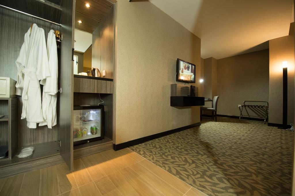 Grand Alora Hotel Алор Сетар Екстериор снимка